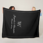 Hochzeitsgeschenk Neu verheiratetes Couple Keepake Fleecedecke<br><div class="desc">Hochzeitsgeschenk neu verheiratet Couple Keepake Monogram Fleece Blanket. Personalisiert Schwarz und Imitate silbergrau mit Monogramm Fleece Blanket. Klassische romantische Schrift für den Anfang, die Namen der Braut und des Bräutigams, und das Hochzeitstag auf einem einfachen, eleganten schwarzen Hintergrund. Eine perfekte Geschenkidee für ein Hochzeitsgeschenk oder ein Geschenk für frische Weds,...</div>