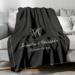 Hochzeitsgeschenk Neu verheiratetes Couple Keepake Fleecedecke<br><div class="desc">Hochzeitsgeschenk neu verheiratet Couple Keepake Monogram Fleece Blanket. Personalisiert Schwarz und Imitate silbergrau mit Monogramm Fleece Blanket. Klassische romantische Schrift für den Anfang, die Namen der Braut und des Bräutigams, und das Hochzeitstag auf einem einfachen, eleganten schwarzen Hintergrund. Eine perfekte Geschenkidee für ein Hochzeitsgeschenk oder ein Geschenk für frische Weds,...</div>
