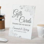 Hochzeitsgeschenke & Karten Lacy Silver Gray on Wh Sockelschild (In SItu)