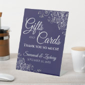 Hochzeitsgeschenke & Karten Silver Frills auf Navy Sockelschild (In SItu)