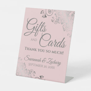 Hochzeitsgeschenke und Karten Lacy Silver auf Rosa Sockelschild