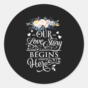 Hochzeitsgeschenke   Unsere Liebe Story beginnt hi Runder Aufkleber