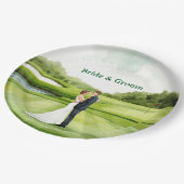 Hochzeitsgesellschaft beim Golfen mit Braut und Br Pappteller (Schrägansicht)