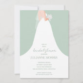 Hochzeitsgown auf blassgrünem Brautparty Einladung (Vorderseite)