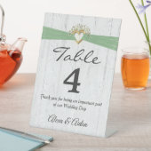 Hochzeitsherz mit sage-grüner Schleife auf Holz Sockelschild (In Situ)