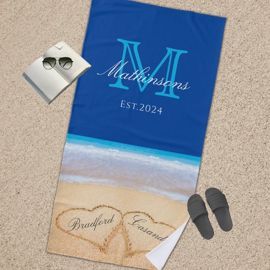 Hochzeitsherzen in der Sandfamilie Monogram Dark B Strandtuch