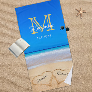 Hochzeitsherzen in Sandstränden Mongram Beach Hand Strandtuch