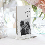 Hochzeitskarten für Foto-Hochzeiten-Tischnummer Tischnummer<br><div class="desc">Machen Sie Ihren Hochzeitsempfang unvergesslich mit dieser atemberaubenden personalisierten Foto Hochzeitskarte! Wow deine Gäste mit einer einzigartigen Art, deine Liebe zu zeigen. Laden Sie einfach Ihr Lieblings-Foto hoch und fügen Sie Ihre Namen und Hochzeitsdatum für ein berührendes und elegantes Kernstück, das als funktionale Tischnummer verdoppelt. Diese personalisierten Hochzeitsnummern sind aus...</div>