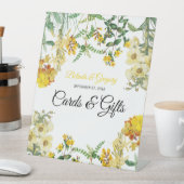 Hochzeitskarten und Geschenke mit gelber Wasserfar Sockelschild (In Situ)