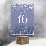 Hochzeitskiefer Tischnummern<br><div class="desc">Entdecken Sie Ihre Hochzeitstische mit den wunderschönen, zweiseitigen blauen Kiefernbäumen am Seeufer mit den herabfallenden weißen Hochzeitskarten der Tischnummer. Eine tolle Idee, um den Gästen zu helfen, ihren Platz bei einer thematischen Winterhochzeit oder Winterveranstaltung zu finden. Sie müssen die Nummer zu jeder gewünschten Nummer ändern und jeden Warenkorb einzeln hinzufügen....</div>
