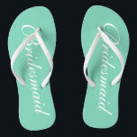 Hochzeitskippen-Flops mit elegantem Minzgrün Badesandalen<br><div class="desc">Elegante Minze grüne Hochzeitsflip Flops für Brautmädchen. Benutzerdefinierte Hintergrund- und Gurtfarbe mit Namen oder Monogramm-Initialen optional. Moderne Sandalen mit stilvoller Schriftzeichen-Kalligraphie-Typografie. Niedliches Gastgeschenk zum Thema Hochzeit, Hochzeit, Brautparty, Verlobung, Jubiläum, Grillen, Bachelorette, Bachelor, Girls Wochenendausflug etc. Machen Sie Ihr eigenes klassisches Flipflops-Set für Braut und Bräutigam, Brautmädchen, Blume, Brautmutter, Trauzeuge, Teambride,...</div>