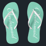 Hochzeitskippen-Flops mit elegantem Minzgrün Badesandalen<br><div class="desc">Elegante Minze grüne Hochzeitsflip Flops für Brautmädchen. Benutzerdefinierte Hintergrund- und Gurtfarbe mit Namen oder Monogramm-Initialen optional. Moderne Sandalen mit stilvoller Schriftzeichen-Kalligraphie-Typografie. Niedliches Gastgeschenk zum Thema Hochzeit, Hochzeit, Brautparty, Verlobung, Jubiläum, Grillen, Bachelorette, Bachelor, Girls Wochenendausflug etc. Machen Sie Ihr eigenes klassisches Flipflops-Set für Braut und Bräutigam, Brautmädchen, Blume, Brautmutter, Trauzeuge, Teambride,...</div>