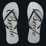 Hochzeitskippen für Brautpaare am Silver Glitzer Badesandalen<br><div class="desc">Imitate Silber Glitzer Hochzeit Flip Flops für Braut und Bräutigam. Benutzerdefinierte Farbe für ihn und sie. Silber funkelnd Textur mit glitzernden Glanzschimmern und glitzernden Glanzern. Glamouröse Sandalen für Damen und Herren. Niedliches Gastgeschenk zum Thema Hochzeit, Hochzeit, Brautparty, Verlobung, Geburtstag, Grillen, Bachelorette, Mädchenwochenende usw. Klassische Bräunungsflipflops mit stilvoller Typografie. Machen Sie...</div>