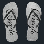 Hochzeitskippen für Brautpaare am Silver Glitzer Badesandalen<br><div class="desc">Imitate Silber Glitzer Hochzeit Flip Flops für Braut und Bräutigam. Benutzerdefinierte Farbe für ihn und sie. Silber funkelnd Textur mit glitzernden Glanzschimmern und glitzernden Glanzern. Glamouröse Sandalen für Damen und Herren. Niedliches Gastgeschenk zum Thema Hochzeit, Hochzeit, Brautparty, Verlobung, Geburtstag, Grillen, Bachelorette, Mädchenwochenende usw. Klassische Bräunungsflipflops mit stilvoller Typografie. Machen Sie...</div>