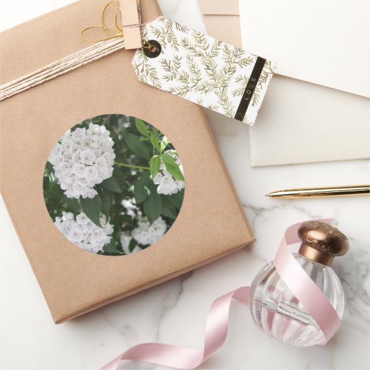 Hochzeitskleber Hübsches Weißgebirgslaurel Runder Aufkleber (Schenken)