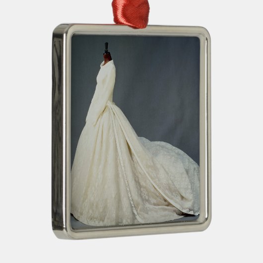 Hochzeitskleid von Katharine Worsley Ornament Aus Metall (Rechts)