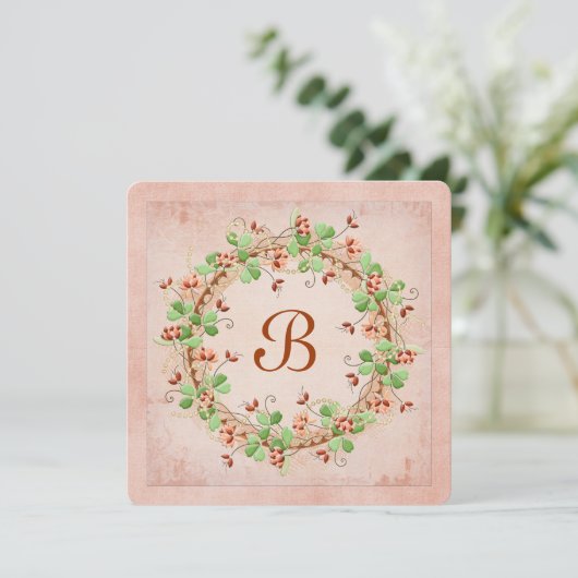 Hochzeitskranz mit Monogramm Einladung (Stehend Vorderseite)