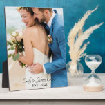 Hochzeitskunststoff-Foto Fotoplatte<br><div class="desc">Eine moderne mit Monogramm Hochzeitsplakette mit etablierten Terminen und Namen. Einfache minimalistische Hochzeitsmemento bewahren.</div>