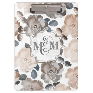 Hochzeitsmonogramm auf Klemmbrett im Vintage-Rosen