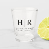 Hochzeitsmonogramm Moderne Braut und Bräutigam Schnapsglas (Vorderseite)