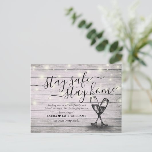Hochzeitspause Bleibe Zuhause Bleibe Safe Champagn Ankündigungspostkarte (Stehend Vorderseite)