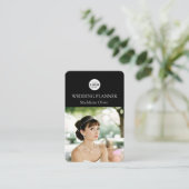 Hochzeitsplaner Foto Schwarz-weiß QR Code Visitenkarte (Stehend Vorderseite)