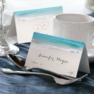 Hochzeitsplatzkarte mit Herzen im Sandstrand Tischnummer