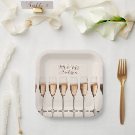 Hochzeitsreihe von Tellern mit rosa Champagnerbril Pappteller