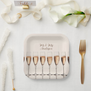 Hochzeitsreihe von Tellern mit rosa Champagnerbril Pappteller
