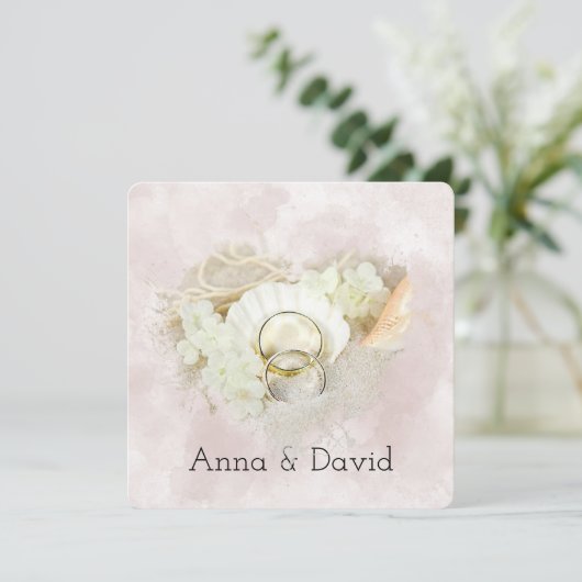 Hochzeitsrennen am Seashell Beach Herz Einladung (Stehend Vorderseite)