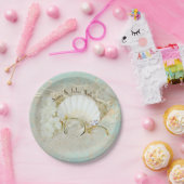 Hochzeitsringe und Muscheln im Sand mit Netz Pappteller (Party)