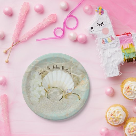 Hochzeitsringe und Muscheln im Sand mit Netz Pappteller (Party)