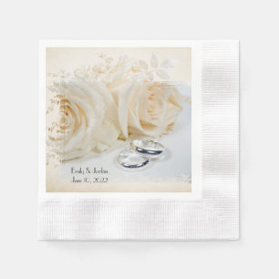 Hochzeitsringe und Rose Serviette