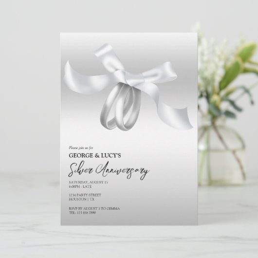 Hochzeitsrings & Bow Silver Wedding Einladung (Stehend Vorderseite)