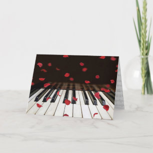 Hochzeitsrosenblüten auf dem Klavier Karte