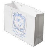Hochzeitssache des Blue Monogram Wappen Watercolor Große Geschenktüte (Rückseite Schrägansicht)