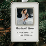 Hochzeitssache Foto | Newlyweds Rahmen-Ornament Silber<br><div class="desc">Hochzeitsnacht Foto mit Weihnachtsgeschmack</div>