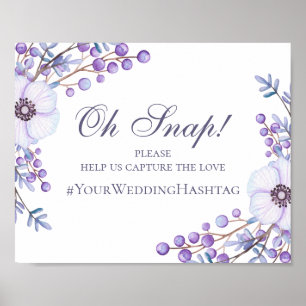 Hochzeitsschild mit lila Blumen. Instagram-Hashtag Poster