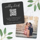 Hochzeitsseite | QR Code Minimalistisches Foto UAW Begleitkarte<br><div class="desc">Einfache, stilvolle Hochzeitswebseite Foto Umschließkarte in einem modernen minimalistischen Design-Stil mit einer eleganten Naturskripttypografie in klassisch weiß auf schwarz, mit einem informellen Schriftart im Stil der Handschrift. Der Text kann leicht mit Ihrem Titel, Hochzeitswebsite, scannablem QR-Code, Nachricht und Foto für ein einzigartiges Hochzeitsdesign personalisiert werden, um Ihre Freunde und Verwandten...</div>