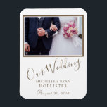 Hochzeitsskript für Foto Keepake Magnet<br><div class="desc">Ein hochzeitselegantes Foto verwöhnt die Erinnerungen mit Ihrem Hochzeitsmagneten Foto,  Braut und Bräutigam und dem Hochzeitsdatum. Sie können den Text und das Foto leicht ändern. Trendy Script Schriftart. Ein großartiges Hochzeitsgeschenk für Ihre Familie und Freunde.</div>