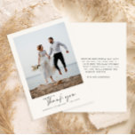 Hochzeitsskripte moderne schwarz-weiße Information Dankeskarte<br><div class="desc">Schwarz-weiß moderne einfache zeitgenössische Skript Hochzeit R.S.V.P-Karte. Atemberaubend modernes,  abstraktes Design. Teil einer Suite.</div>
