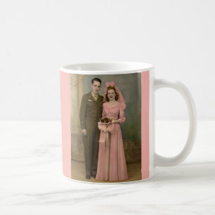 Hochzeitssoldaten-Bräutigam und Braut in rosa Farb Kaffeetasse