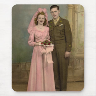 Hochzeitssoldaten-Bräutigam und Braut in rosa Farb Mousepad