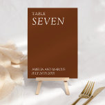 Hochzeitsstiftung mit moderner und schmaler Typogr Tischnummer<br><div class="desc">Mit unserer eleganten und raffinierten Modern & Sleek Wedding Typografy Suite, die den Ton für Ihren ganz besonderen Tag Set, präsentieren wir Ihnen unsere hochmoderne Hochzeitssuite. Diese geschmackvoll gestaltete Einladung besticht durch ein modernes und elegantes Typografie-Design, das sich perfekt für eine zeitgenössische Hochzeitsfeier eignet. Die farbenfrohe Farbpalette strahlt Wärme und...</div>