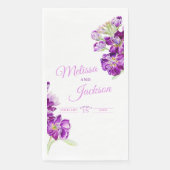 Hochzeitsstock dunkle lila Gillyblumen auf Weiß Serviette (Vorderseite)