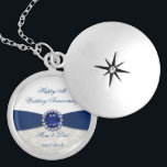 Hochzeitstag-Halskette des Damast-45. Versilberte Kette<br><div class="desc">Ein Digitalbcon Bilder entwerfen die Aufmachung einer blauen Saphirfarbe und des Damastthemas mit einer Vielzahl der kundenspezifischen Bilder, der Formen, der Muster, der Arten und des Schriftartes in dieser ein-von-ein-netten "Saphir-Hochzeits-Jahrestags-" Halskette. Dieser attraktive und bunte Entwurf kommt komplett mit kundengerechter Textbeschriftung und -bild zum Anzug Ihr eigener besonderer Anlass. Sagen...</div>