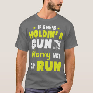 Hochzeitstag, wenn sie eine Waffe hält, heiraten s T-Shirt