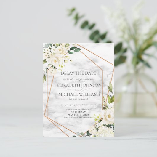 Hochzeitstermin Verzögerung White Floral Geometric Ankündigungspostkarte (Stehend Vorderseite)