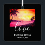 Hochzeitsthema Tropical Beach Sunset Watercolor Ornament Aus Metall<br><div class="desc">Entworfen nach meiner Aquarellmalerei eine tropische Sonnenuntergangslandschaft. Eine wunderschöne Sonnenuntergangsszene mit herrlichem Orangen- und Gelbhimmel und Blick auf das Meer, die Boote und die Landschaften im Hintergrund mit Silhouette von Kokospalmen im Vordergrund. Das Design hat Texte auf der unteren Seite, die auf Ihre Wünsche zugeschnitten werden können. Schönes Design Bitte...</div>
