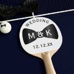Hochzeitstorte Krawatte Personalisiert Ping Pong P Tischtennis Schläger<br><div class="desc">Fügen Sie Ihre Initialen zur tuxedo bow Krawatte und das Datum Ihrer Hochzeit hinzu. Sie können die Hintergrundfarbe an Ihre Hochzeitsfarbe anpassen oder sie als klassisches Weiß behalten.</div>